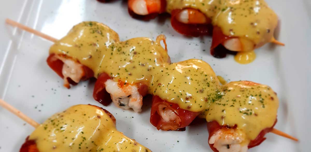 Borcheta de langostinos y bacon con salsa curry