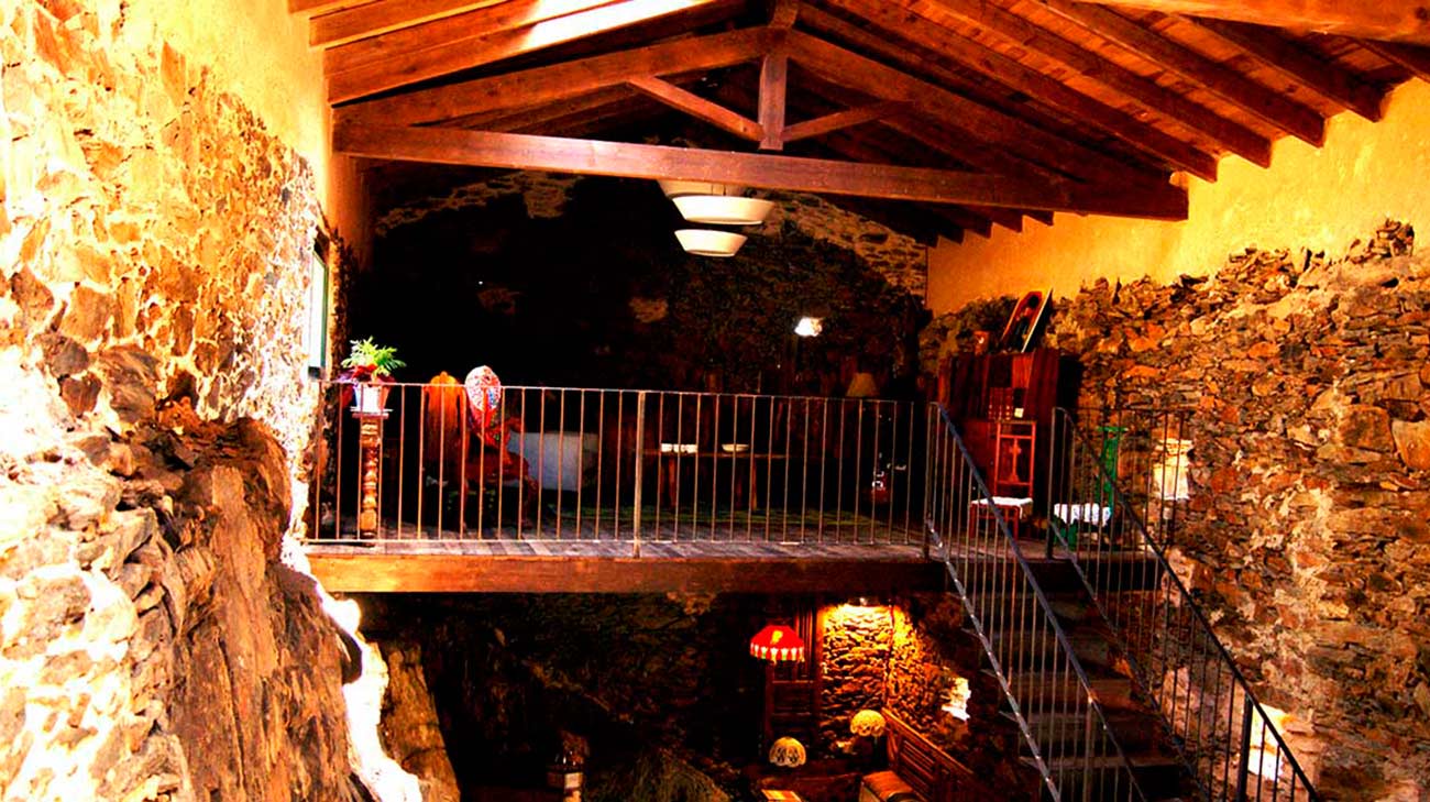 Sala de piedra del Hotel rural las Campares en León